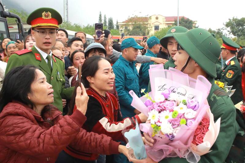Người thân tiễn tân binh tại phường Mộc Châu, tỉnh Sơn La. Ảnh: Anh Đức
