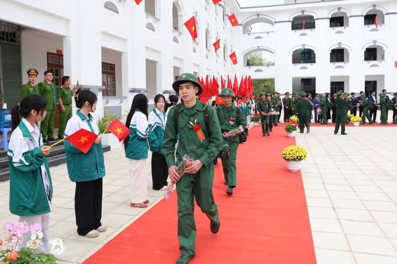 Người thân và học sinh khu vực Yên Châu tiễn tân binh lên đường nhập ngũ. Ảnh: xã Yên Châu