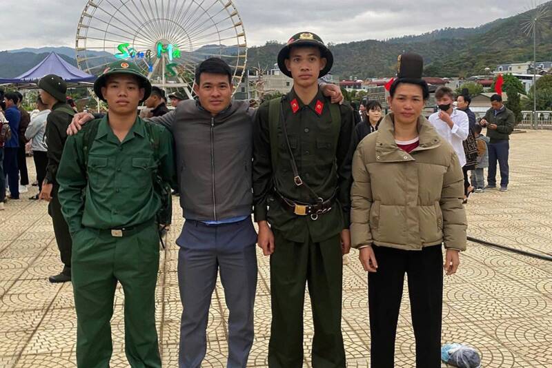 Hai anh em ruột Vì Thanh Quyền và Vì Thao Trường chụp ảnh với gia đình trước khi lên đường nhập ngũ. Ảnh: Vì Thao Trường