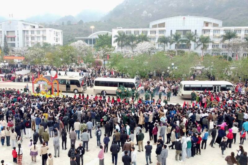 Relatives in the military reception area of Moc Chau ward, Son La province see off new recruits enlisting. Photo: Anh Duc