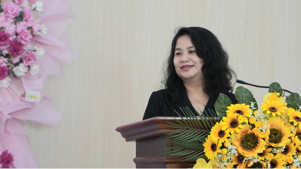 Bà Nguyễn Quỳnh Liên phát biểu tại buổi tiếp xúc cử tri. Ảnh: Nguyên Anh