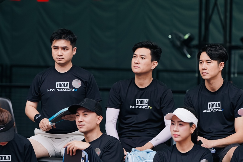 Ca sĩ Hà Anh, diễn viên Anh Tuấn... trải nghiệm dòng vợt mới. Ảnh: Minh Anh