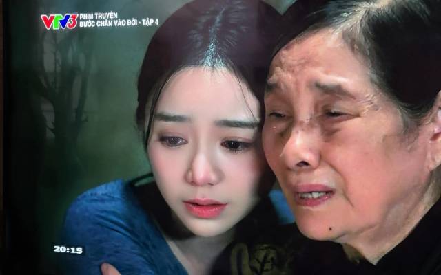 Quỳnh Kool gây tranh cãi vì vào vai cô gái nhà nghèo nhưng vẫn trang điểm cầu kỳ. Ảnh cắt từ phim.