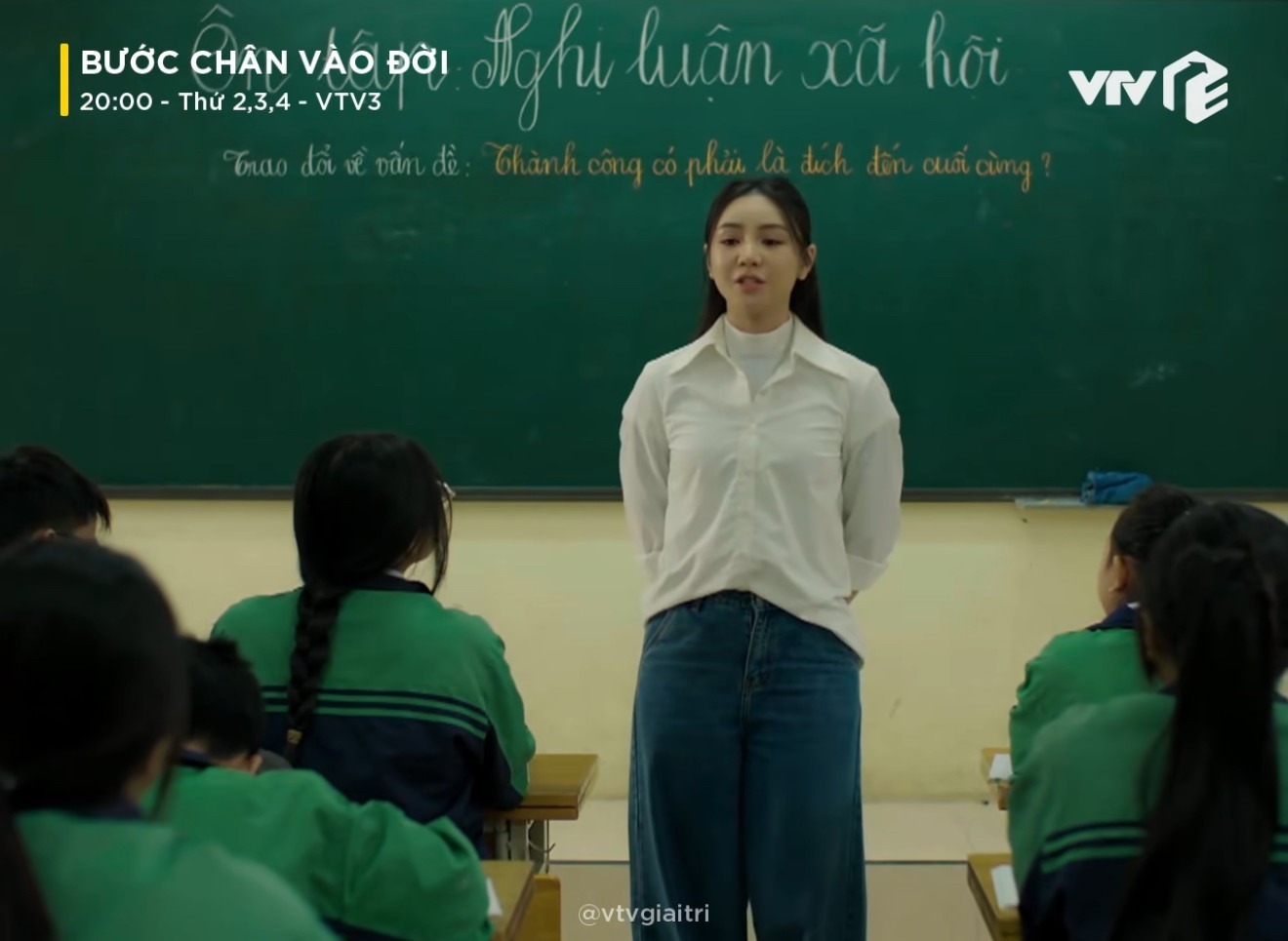 Quỳnh Kool nhận ý kiến trái chiều khi mặc quần jean ống thụng đi giảng dạy. Ảnh cắt từ phim. 