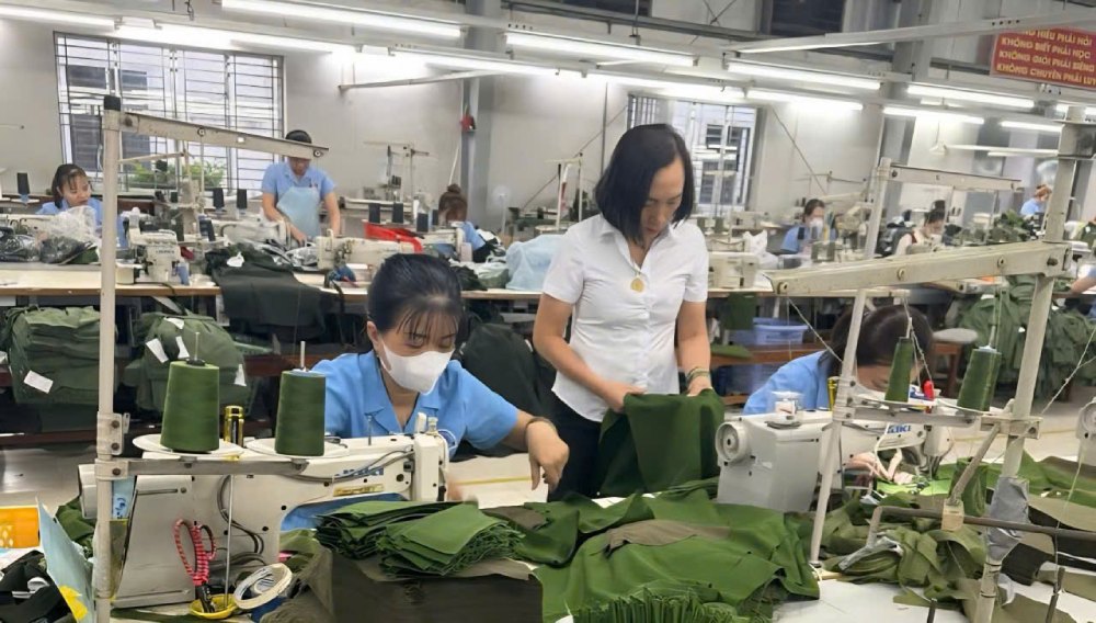 Loving the profession and wanting to stick with the unit for a long time is the motivation for Ms. Mai Hoa (white shirt) to have many initiatives and creativity in her work. Photo: NVCC