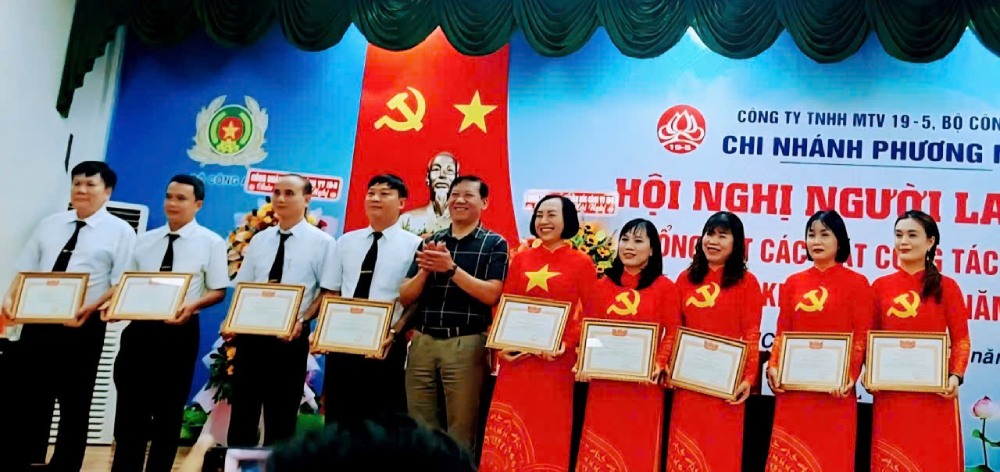 Chị Mai Hoa (thứ 5 từ phải qua) nhận Bằng khen Chiến sĩ thi đua của Cục Công nghiệp an ninh - Bộ Công an. Ảnh: NVCC