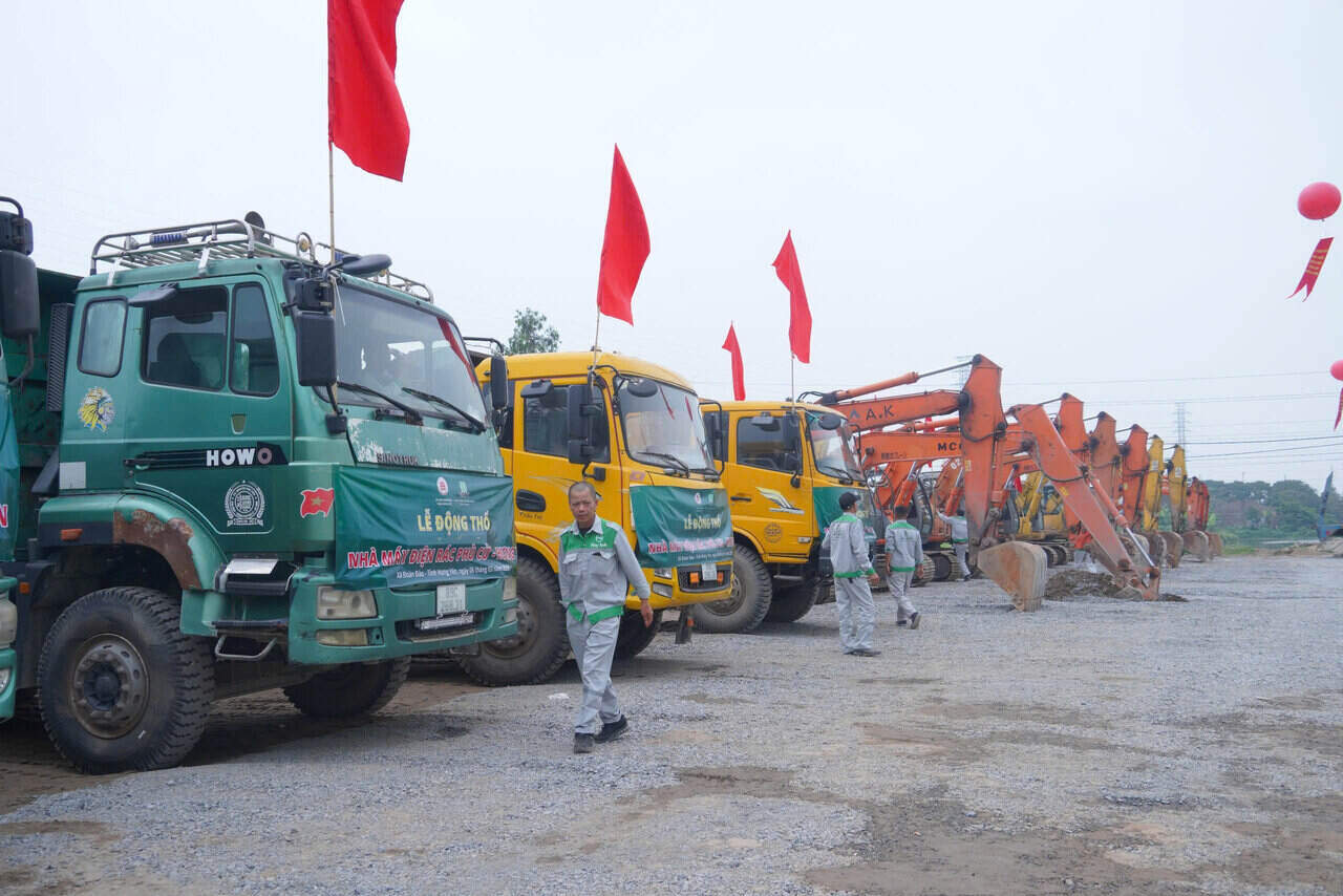 Mechanical equipment is mobilized to serve the groundbreaking ceremony of the waste-to-energy project in Hung Yen. Photo: Mai Huong