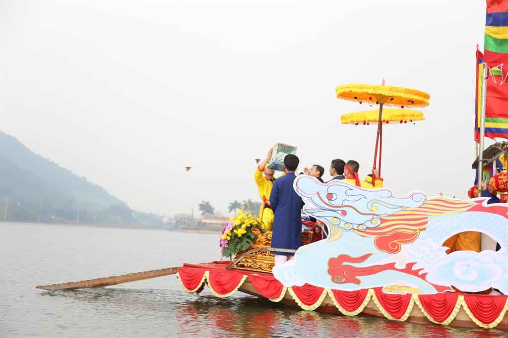 Les moines accomplissent des rituels d'encens, de récitation de sutras et de libération d'animaux sur le lac Côn Sơn. Photo: Département de la culture, des sports et du tourisme de Hải Phòng