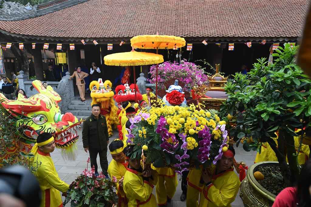 Nước thiêng sau khi lấy được rước về chùa Côn Sơn để phục vụ các nghi lễ.