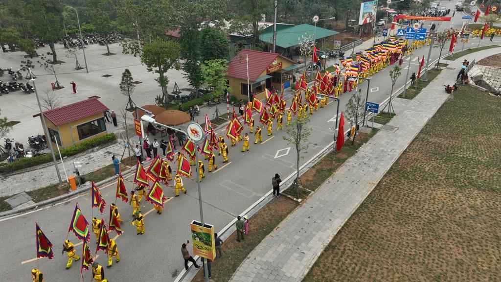 Đoàn rước nước di chuyển trong tiếng trống chiêng rộn ràng.