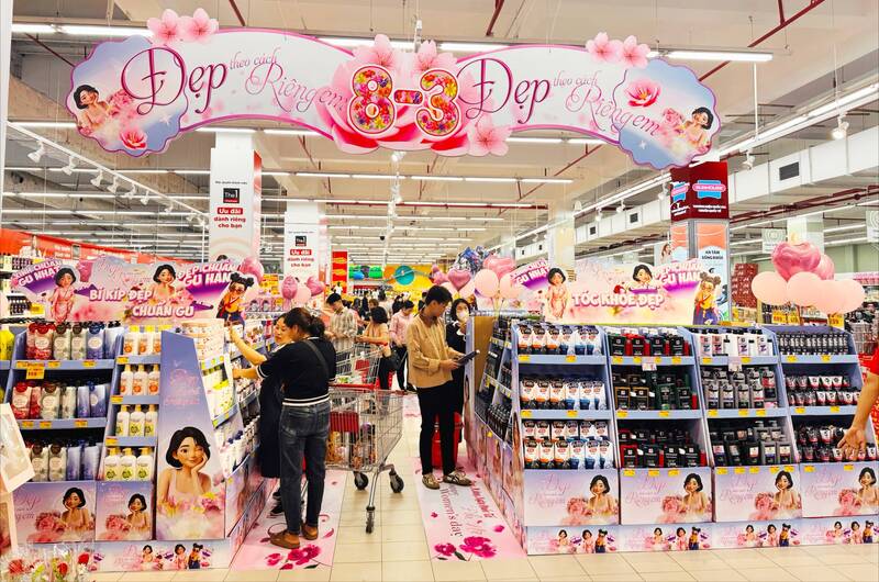 Các siêu thị và cửa hàng quà tặng tại TPHCM đẩy mạnh trưng bày, khuyến mãi nhiều sản phẩm phục vụ ngày Quốc tế Phụ nữ 8.3. Ảnh: Thanh Tân