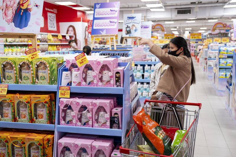 The March 8 gift market is sold with a variety of products as shopping demand for March 8 increases. Photo: Thanh Tan