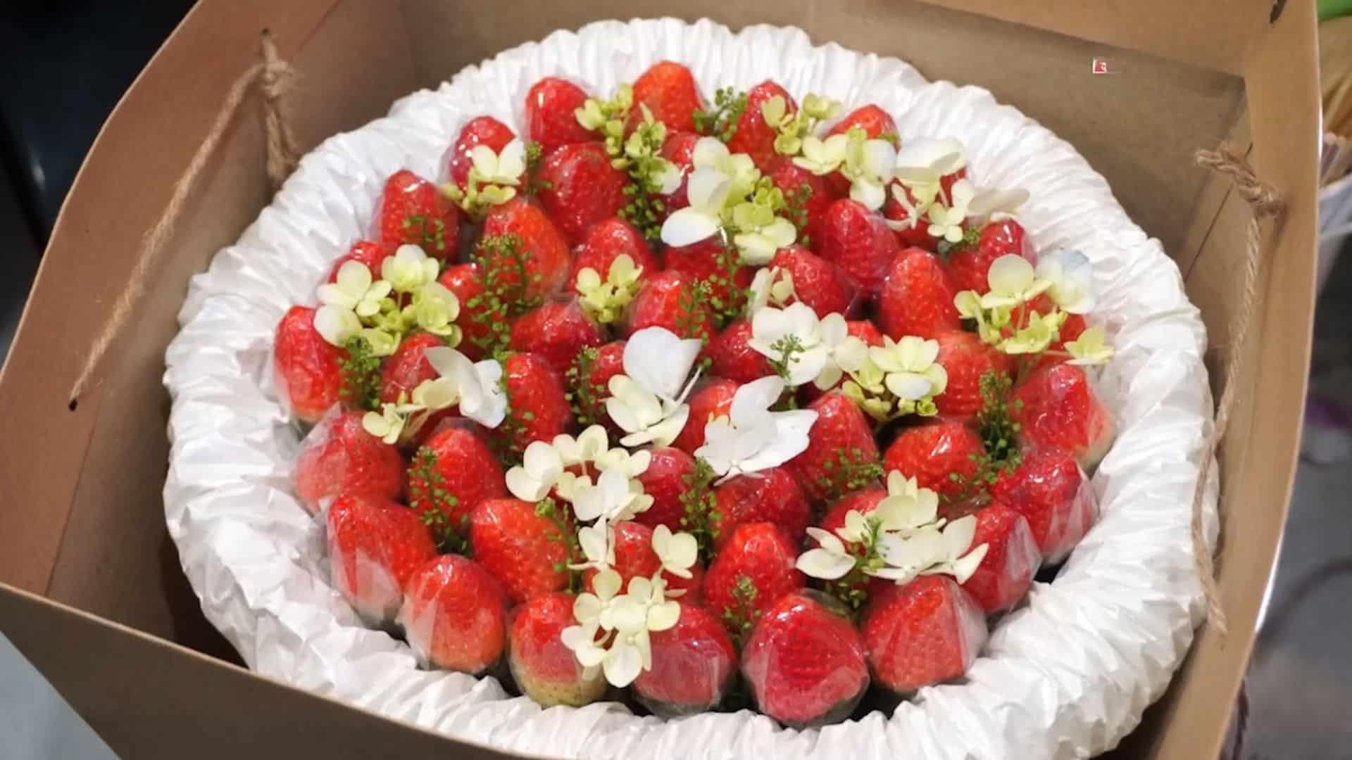 Hoa trái cây trở thành món quà mới lạ trên thị trường 8.3. Ảnh: Huyền Trang