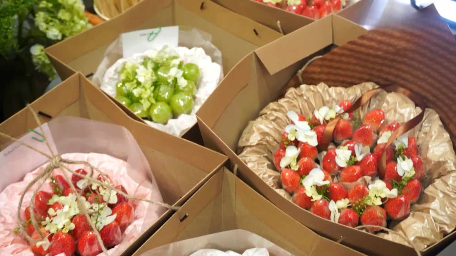 Many new flower designs appear on the gift market 8. 3. Photo: Huyen Trang