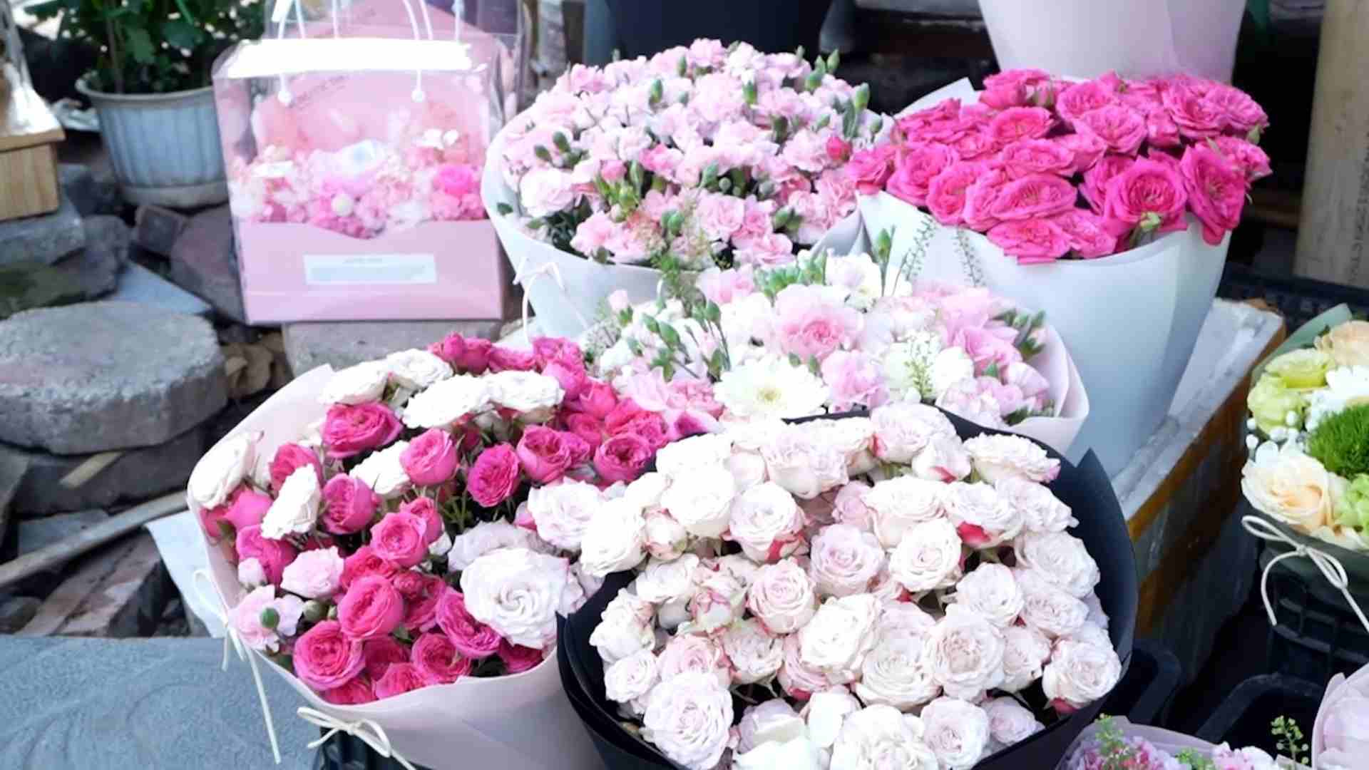 Hoa tươi truyền thống vẫn là món quà quen thuộc dịp 8.3. Ảnh: Huyền Trang