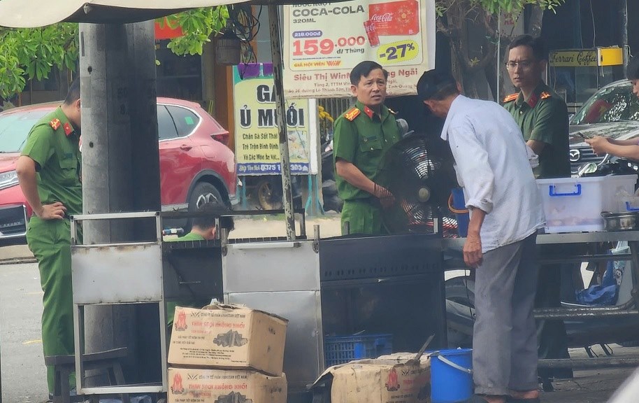 Công an tỉnh Quảng Ngãi phong tỏa hiện trường, điều tra vụ việc. Ảnh: ĐÔNG GIANG