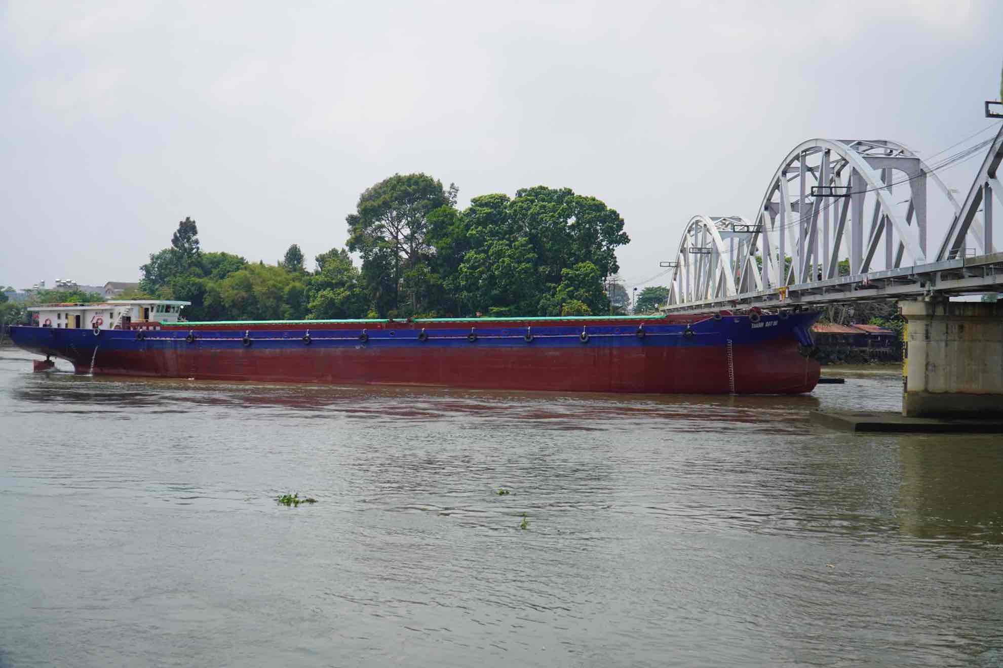 The cargo ship passed Ghenh bridge at about 11:30 am on June 6. 3. Photo: HAC
