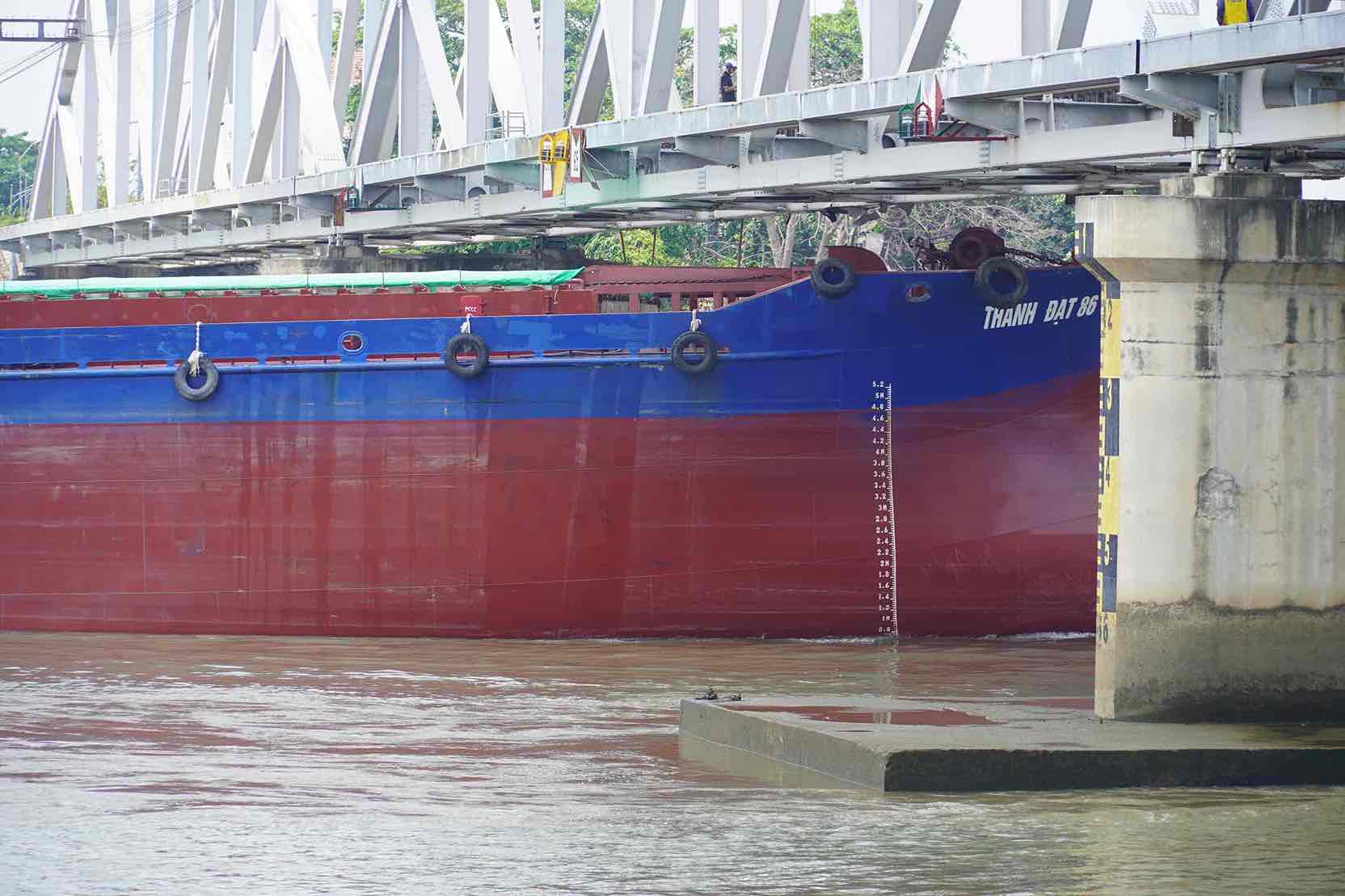 Tàu chở hàng đã đi qua cầu Ghềnh vào khoảng 11h30 ngày 6.3. Ảnh: HAC