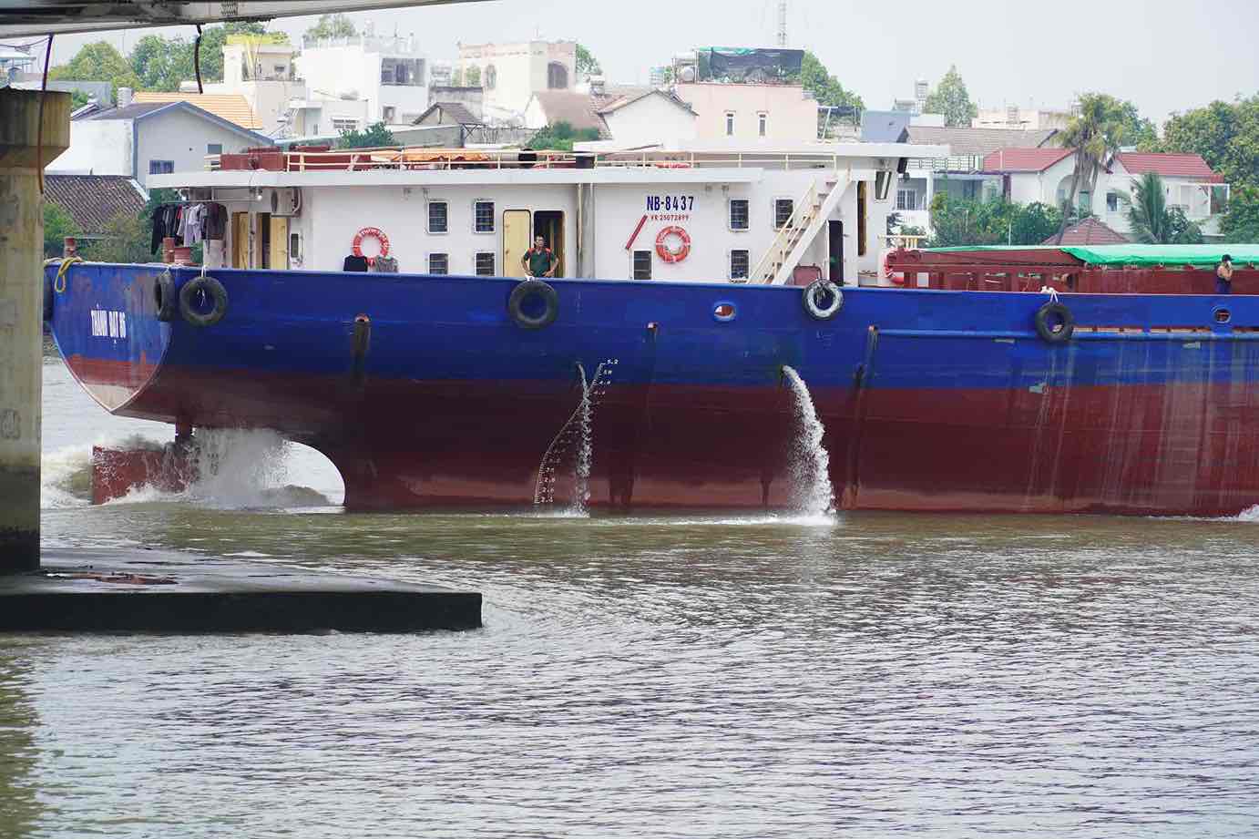 Tàu chở hàng đã đi qua cầu Ghềnh vào khoảng 11h30 ngày 6.3. Ảnh: HAC