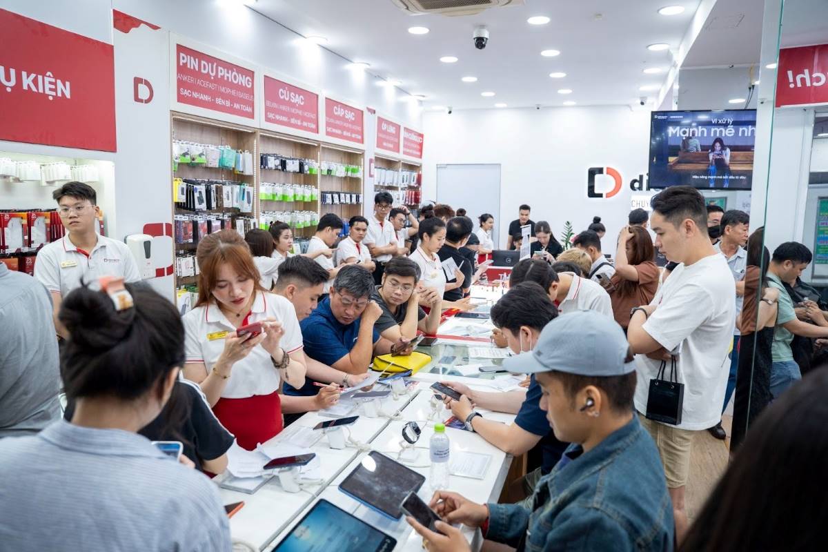 Hundreds of Di Dong Viet customers receive Galaxy S26 series phones during the return night. Photo: Loan Tran