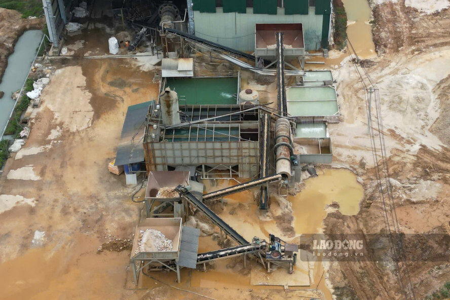 Có thể thấy, các công nhân đang điều khiển máy móc, nguyên vật liệu được tập kết, các băng tải đang hoạt động bình thường. Cùng với đó, việc sản xuất khiến toàn cảnh khuôn viên phía sau của nhà máy trở nên bẩn thỉu, loang lổ bởi bùn, đất đá...