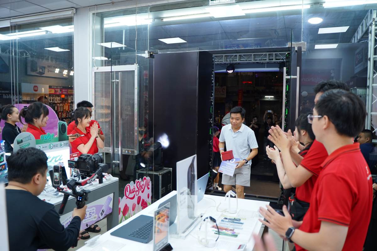The first customers to receive the device when ordering the Galaxy S26 series at CellphoneS. Photo: Tan Nguyen