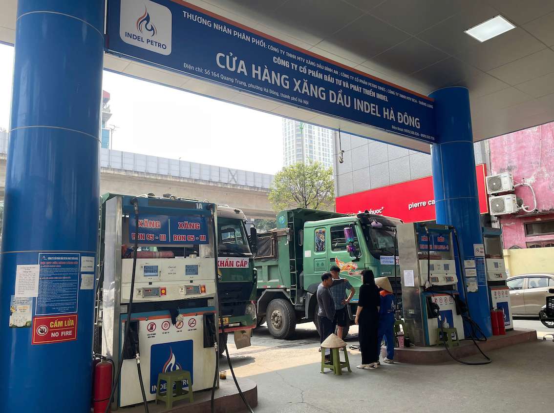 Gas station at No. 164 Quang Trung (Ha Dong) of INDEL Investment and Development Joint Stock Company (INDEL CORP) hangs a sign announcing gasoline outage. Photo: Thanh Binh