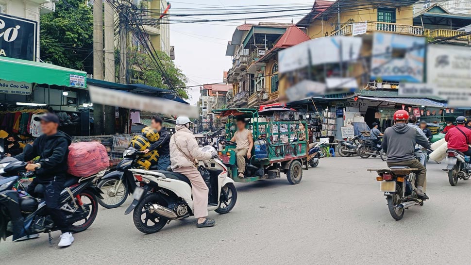 Ghi nhận trong ngày 25-26.2.2026, chợ Ninh Hiệp vắng bóng khách hỏi mua, các cửa hàng tại đây rơi vào tình trạng ảm đạm, đìu hiu. Ảnh: Hạo Thiên