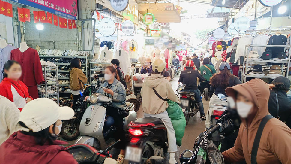 Hanoi's largest fabric market becomes bustling again after the sluggish period at the beginning of the year