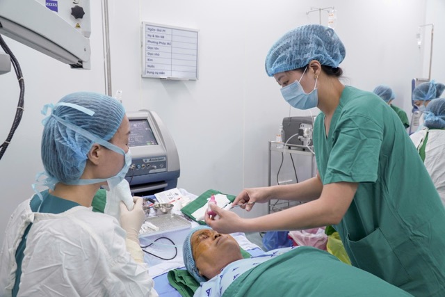 Dry eye patients need to be detected and intervened early to protect bright eyes for a long time. Photo: Nguyen Ly