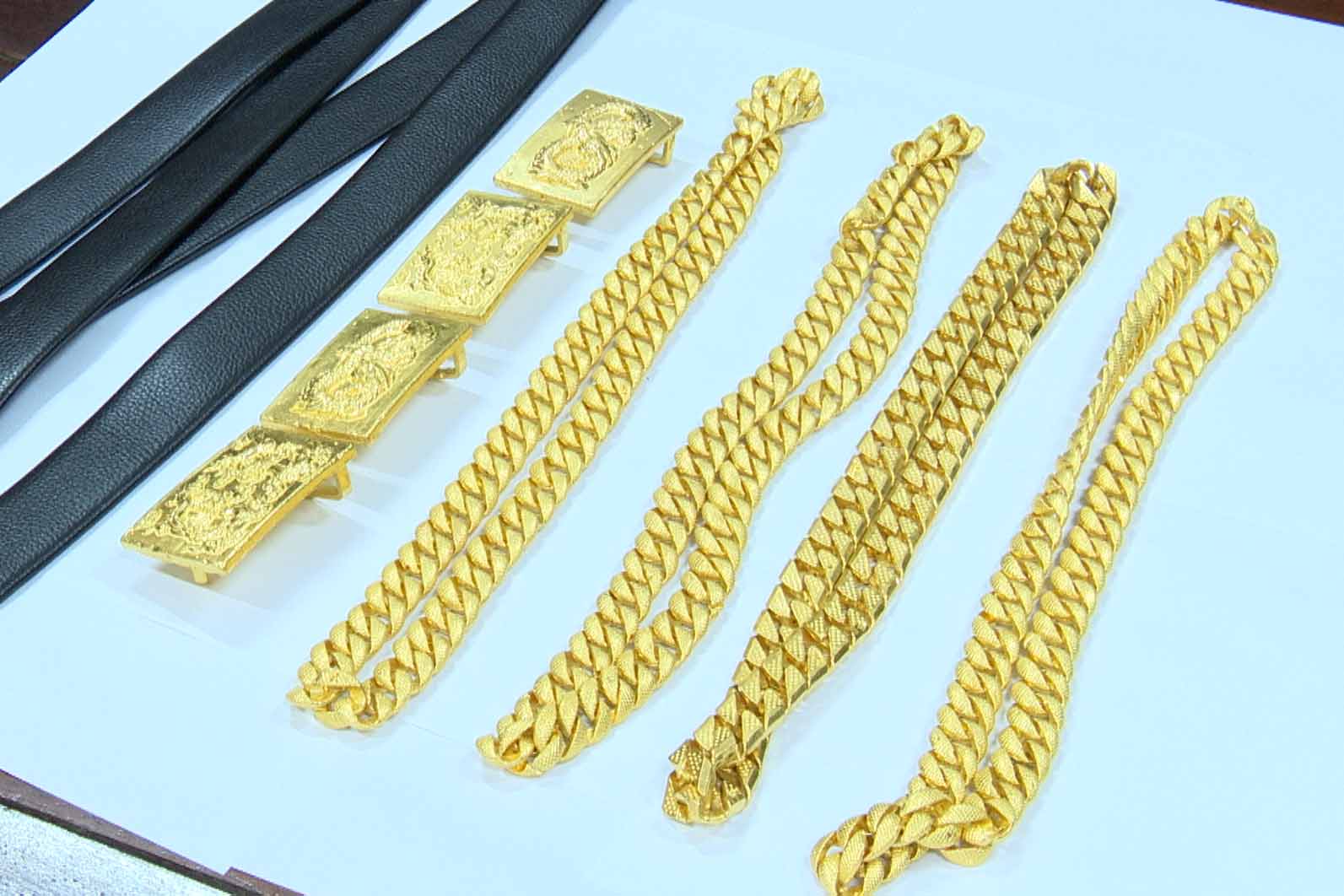 재무부가 판매한다고 발표한 금은 국경을 넘어 불법 운송된 증거물에서 유래했습니다. 사진은 까우째오 국경 관문을 통한 불법 금 운송 사건의 증거물입니다. 사진: 쩐 뚜언