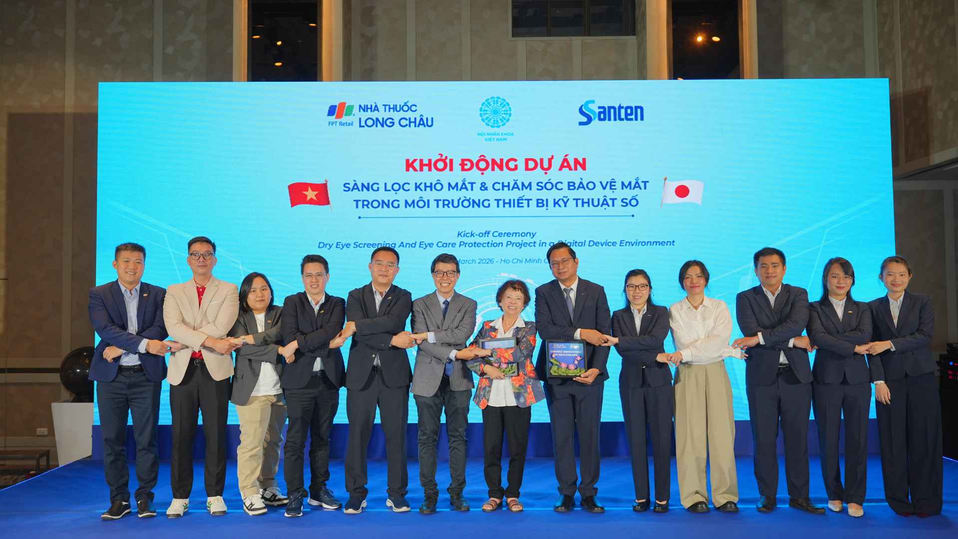 Long Chau cooperates with Japanese pharmaceutical company Santen to launch a set of medical standard dry eye screening questions, only 30 seconds to understand the condition of the eyes. Photo: DVCC