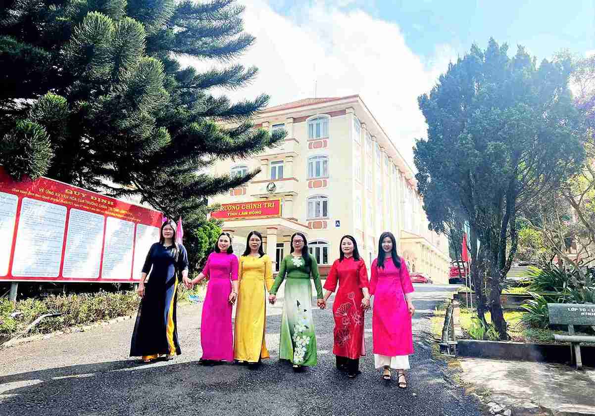 Các nữ cán bộ, đoàn viên, giáo viên Trường Chính trị tỉnh Lâm Đồng duyên dáng trong tà áo dài. Ảnh: Thúy Vi 