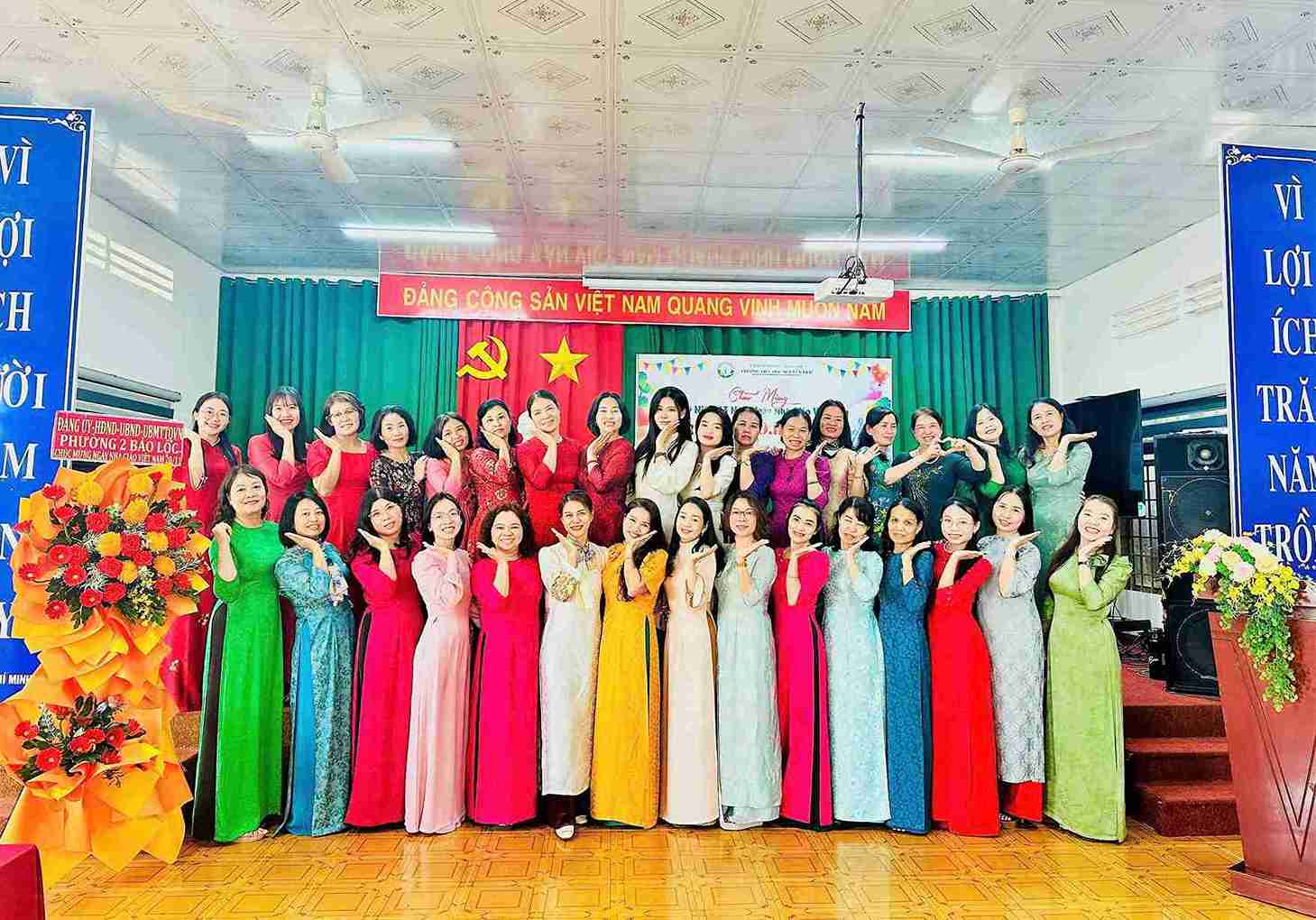 Tập thể cán bộ, đoàn viên, giáo viên trường Tiểu học Nguyễn Trãi (Bảo Lộc) hưởng ứng Tuần lễ Áo dài. Ảnh: Phúc Khánh 