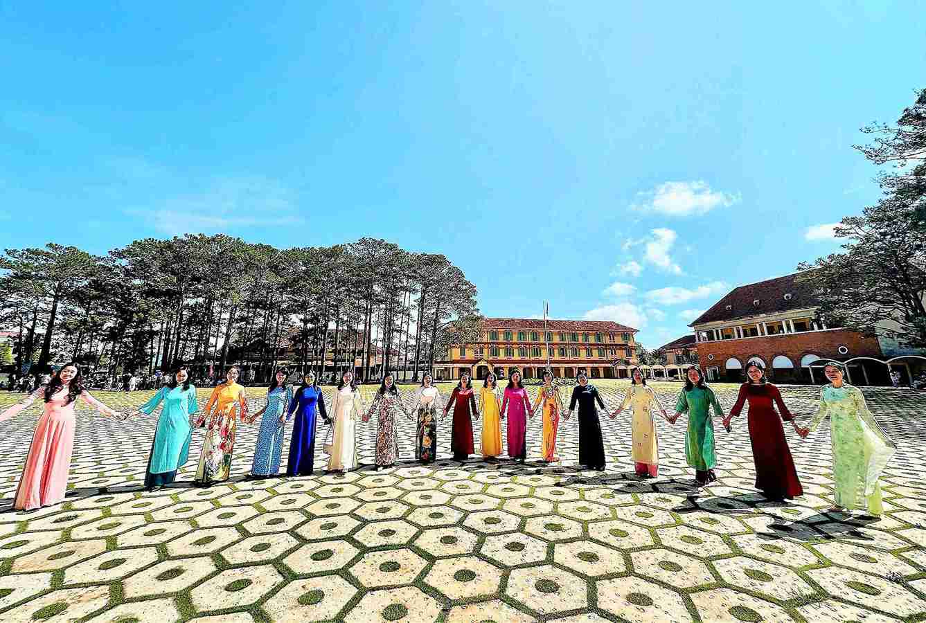 Cán bộ, đoàn viên, giáo viên, người lao động Trường Cao đẳng Đà Lạt hưởng ứng Tuần lễ Áo dài. Ảnh: Bích Phương 