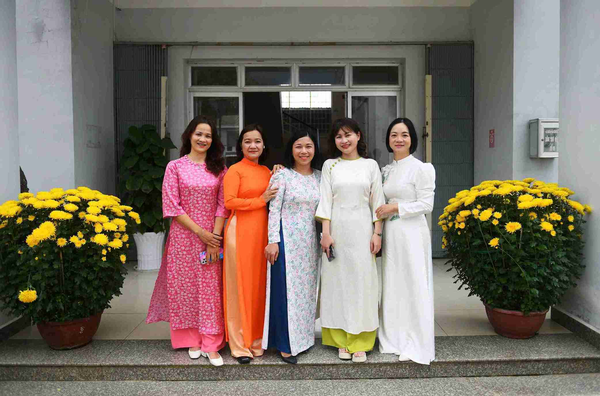 Công đoàn Trung tâm Y tế Khu vực Đơn Dương (Lâm Đồng) hưởng ứng Tuần lễ Áo dài. Ảnh: Lê Hồng 