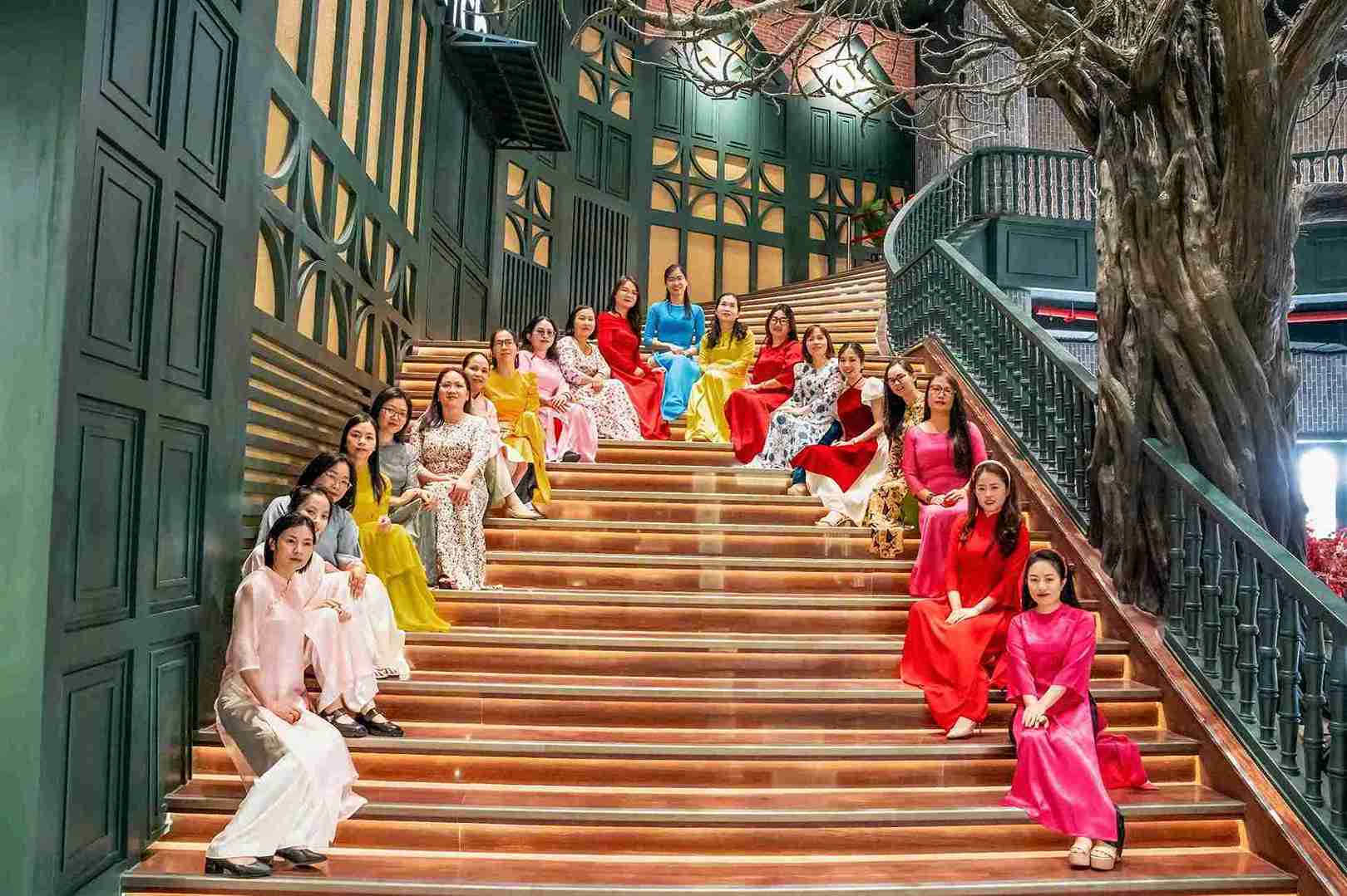 Đoàn viên, công nhân, người lao đông Công ty Quảng Thái kết và các Công ty TNHH Fungi Chingu và Công ty LangFarm tại Đà Lạt hưởng ứng Tuần lễ Áo dài. Ảnh: Nguyễn Lam 