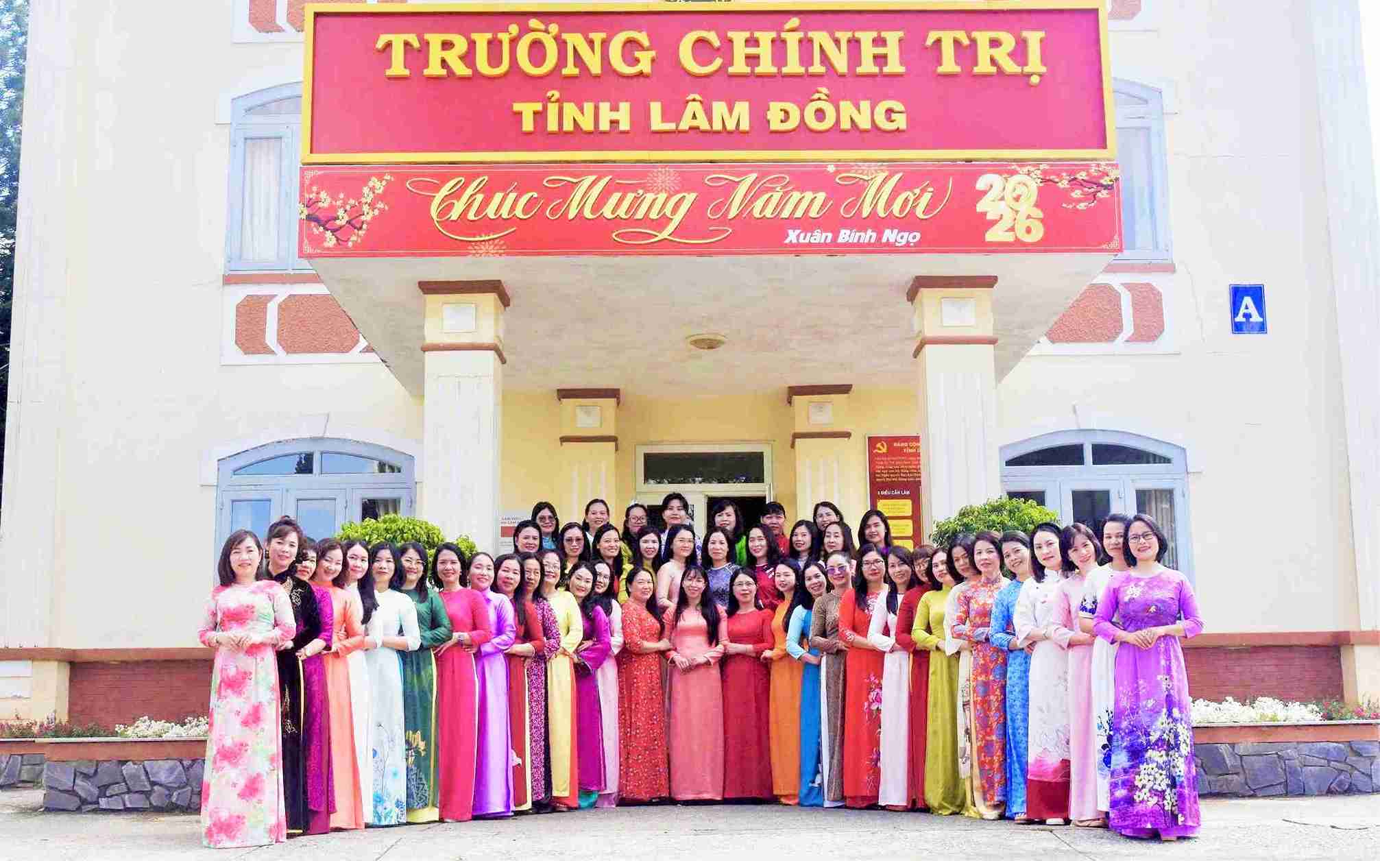 Các nữ cán bộ, đoàn viên, giáo viên, người lao động trường Chính trị Lâm Đồng hưởng ứng Tuần lễ Áo dài Việt Nam. Ảnh: Thúy Vi 