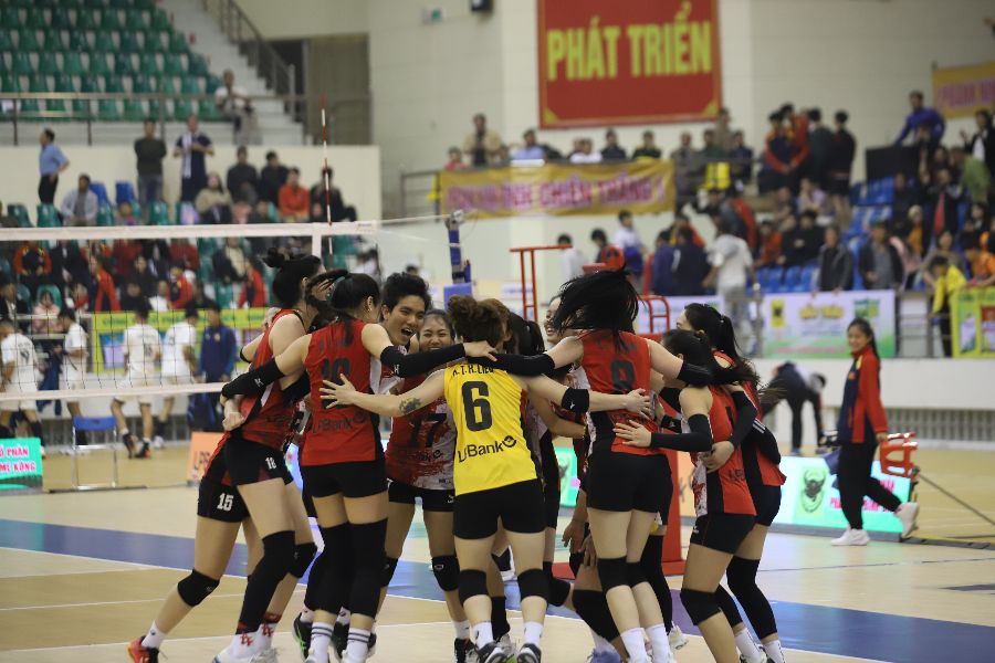 Last year, the home team LPBank Ninh Binh won the women's event of the Hoa Lu Cup 2025 volleyball tournament. Photo: Chi Tran