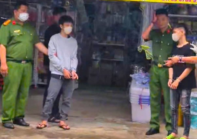 Bắt giữ 2 nghi phạm sát hại người đàn ông trên vỉa hè ở Nha Trang