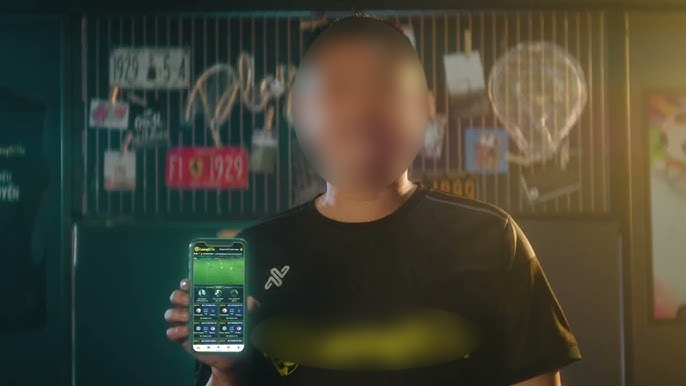 Nhiều trang web mời các nhân vật nổi tiếng quảng cáo. Ảnh: Cắt từ video