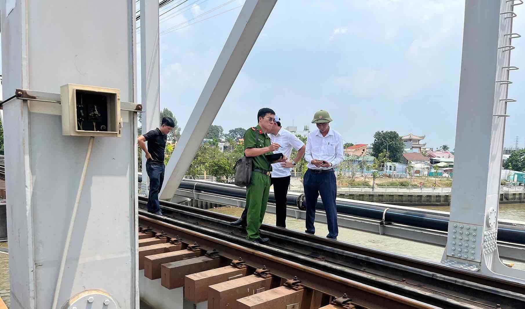 Functional agencies investigate the cause of the barge collision with Ghenh bridge, causing the North-South railway line to be interrupted. Photo: HAC