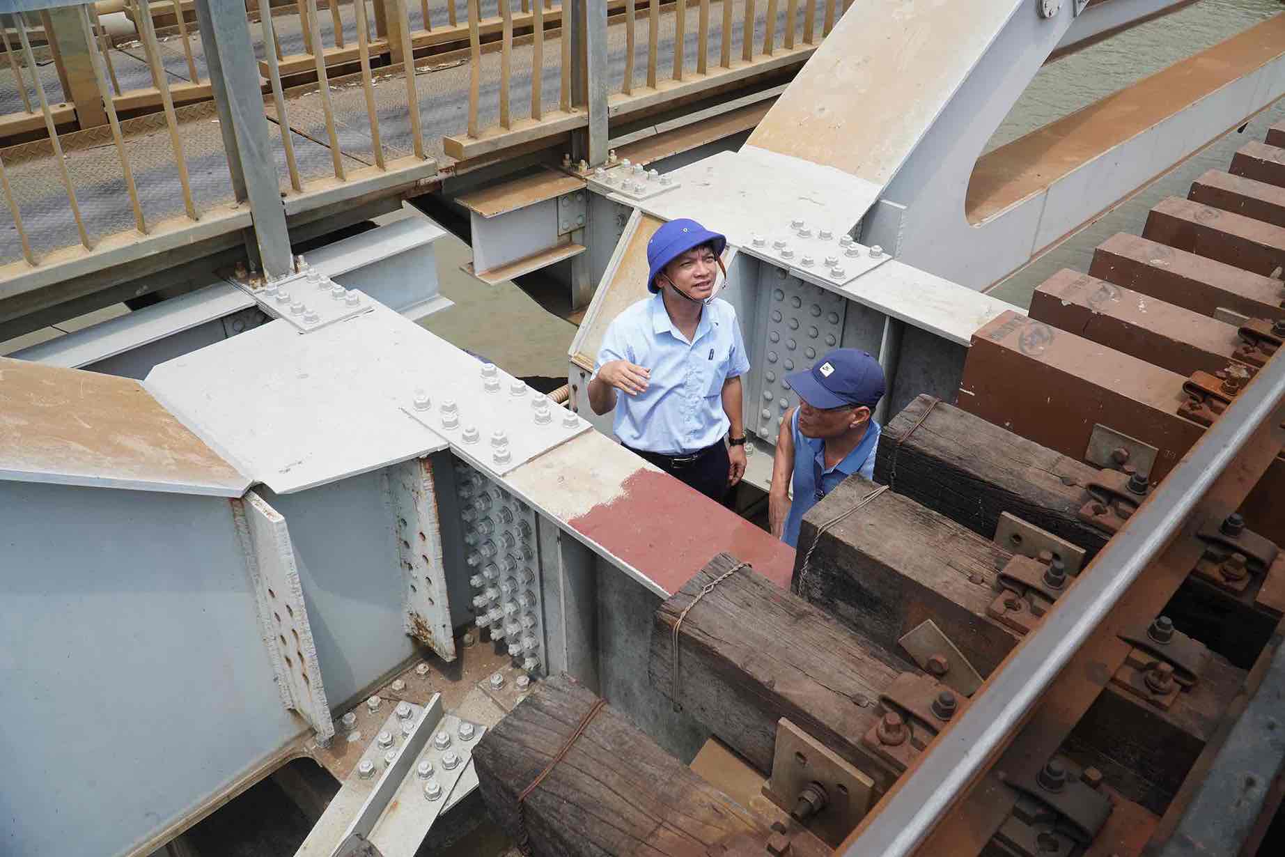 Cơ quan chức năng khám nghiệm hiện trường. Ảnh: HAC