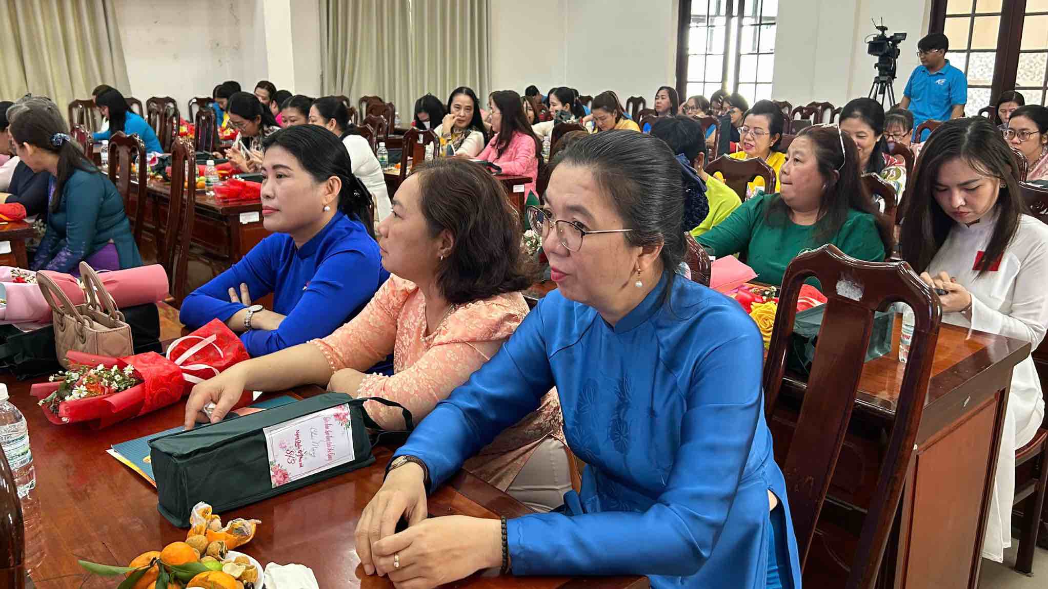 Các đại biểu lắng nghe chuyên đề “Vai trò của phụ nữ trong thời kỳ chuyển đổi số” tại buổi họp mặt. Ảnh: LĐLĐ tỉnh An Giang