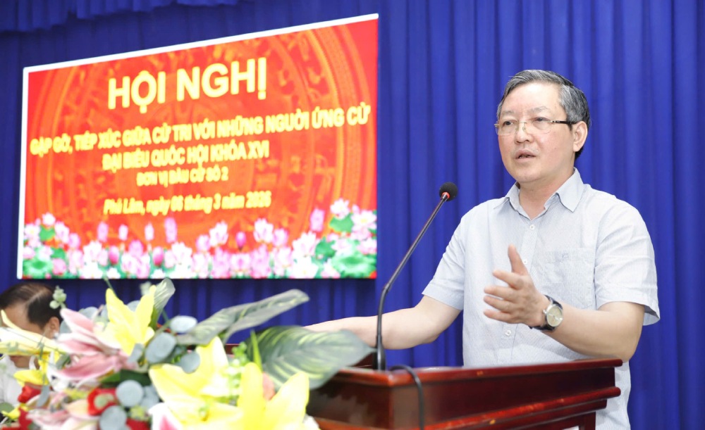 Mr. Luong Quoc Doan speaks at the voter meeting. Photo: Hong Cam