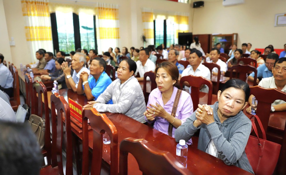 Cử tri tham dự hội nghị. Ảnh: Hồng Cẩm