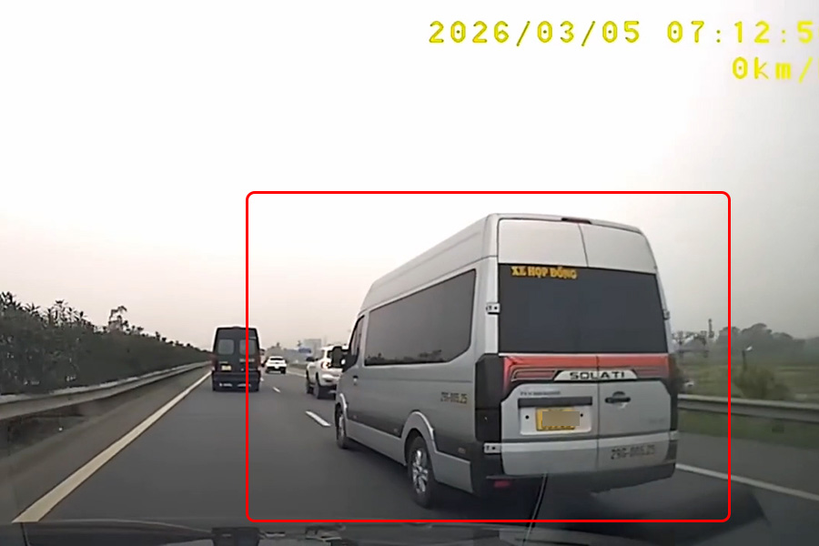 Xe khách chuyển làn không bật tín hiệu trên cao tốc. Ảnh cắt từ clip