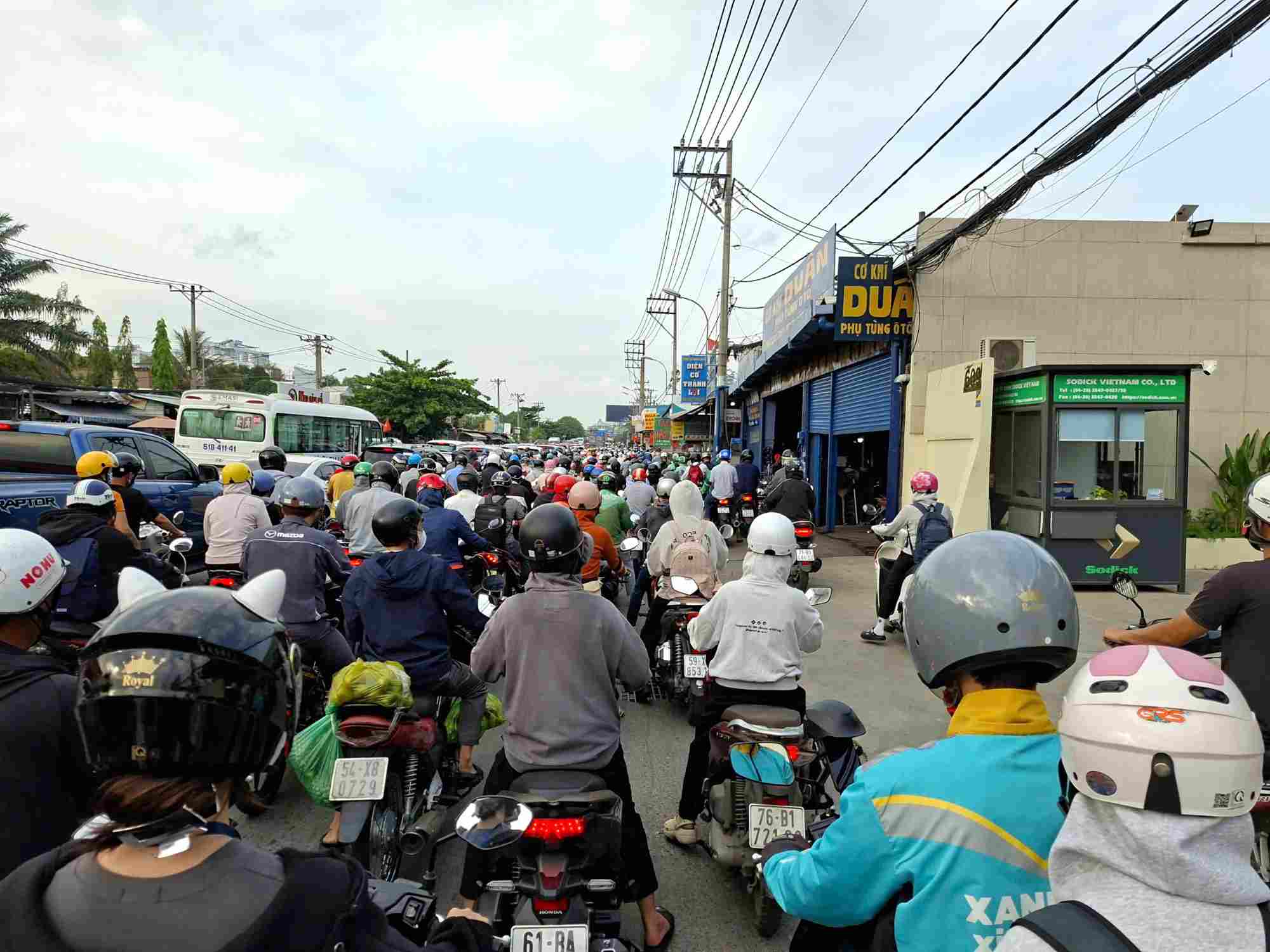 Người dân mỗi ngày phải vượt ải kẹt xe Quốc lộ 13 để vào trung tâm TPHCM.  Ảnh: Minh Quân