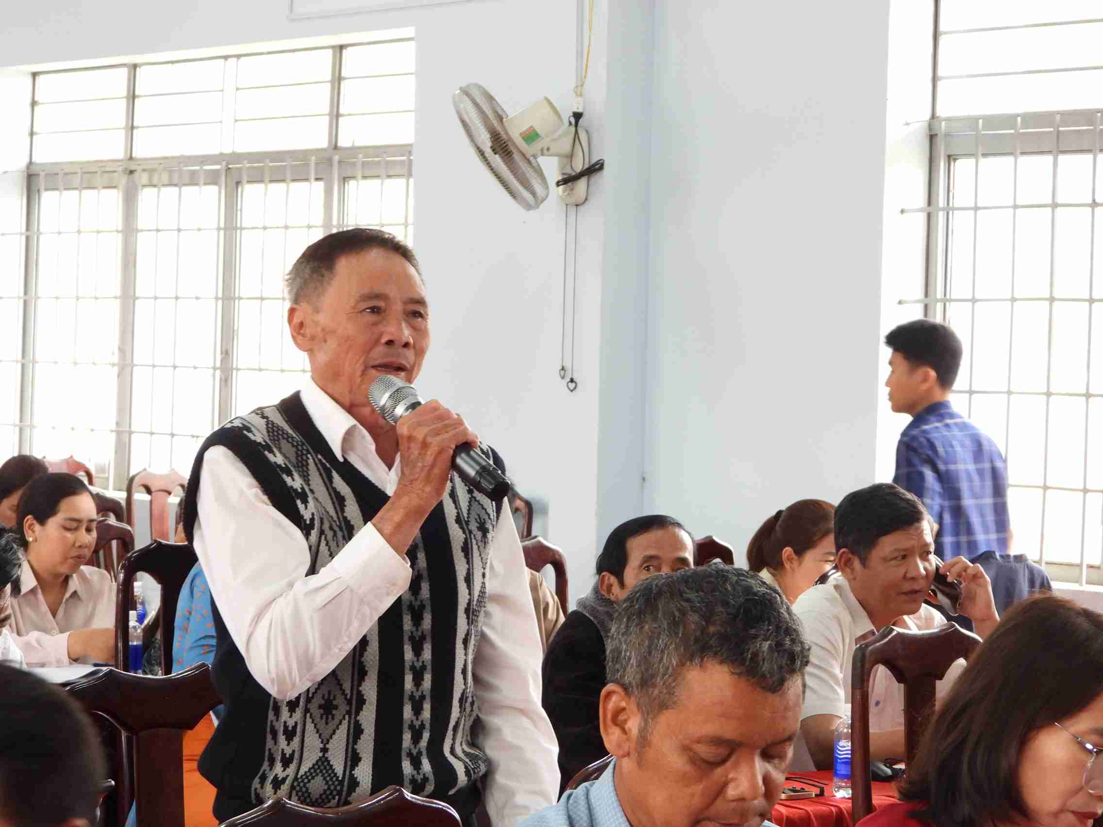 Cử tri Lê Tự Do (trú xã Cư M'Gar) bày tỏ mong muốn các đại biểu trúng cử sẽ quan tâm, đề xuất chủ trương, chính sách cải thiện hệ thống y tế cơ sở tại các xã vùng sâu. Đồng thời, giải quyết ổn thỏa các khiếu nại tố cáo, tranh chấp đất đai kéo dài trên địa bàn. Ảnh: Bảo Trung