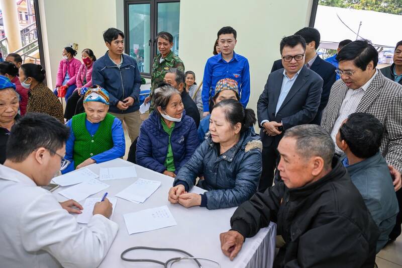 Tư vấn, khám bệnh cho người dân địa phương. Ảnh: Việt Bắc